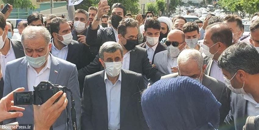 احمدی‌نژاد پیاده به وزارت کشور رفت و ثبت نام کرد/ واکنش به مصوبه شورای نگهبان 