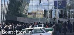 تجمع سهامداران مقابل ساختمان بورس تهران و پایین کشیدن پرچم