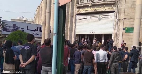 سهامداران معترض در مقابل دادگاه انقلاب تهران تجمع کردند